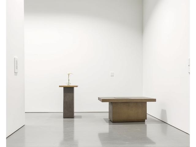 청담동 갤러리에 설치된 독특한 형태의 금속 전시 스탠드